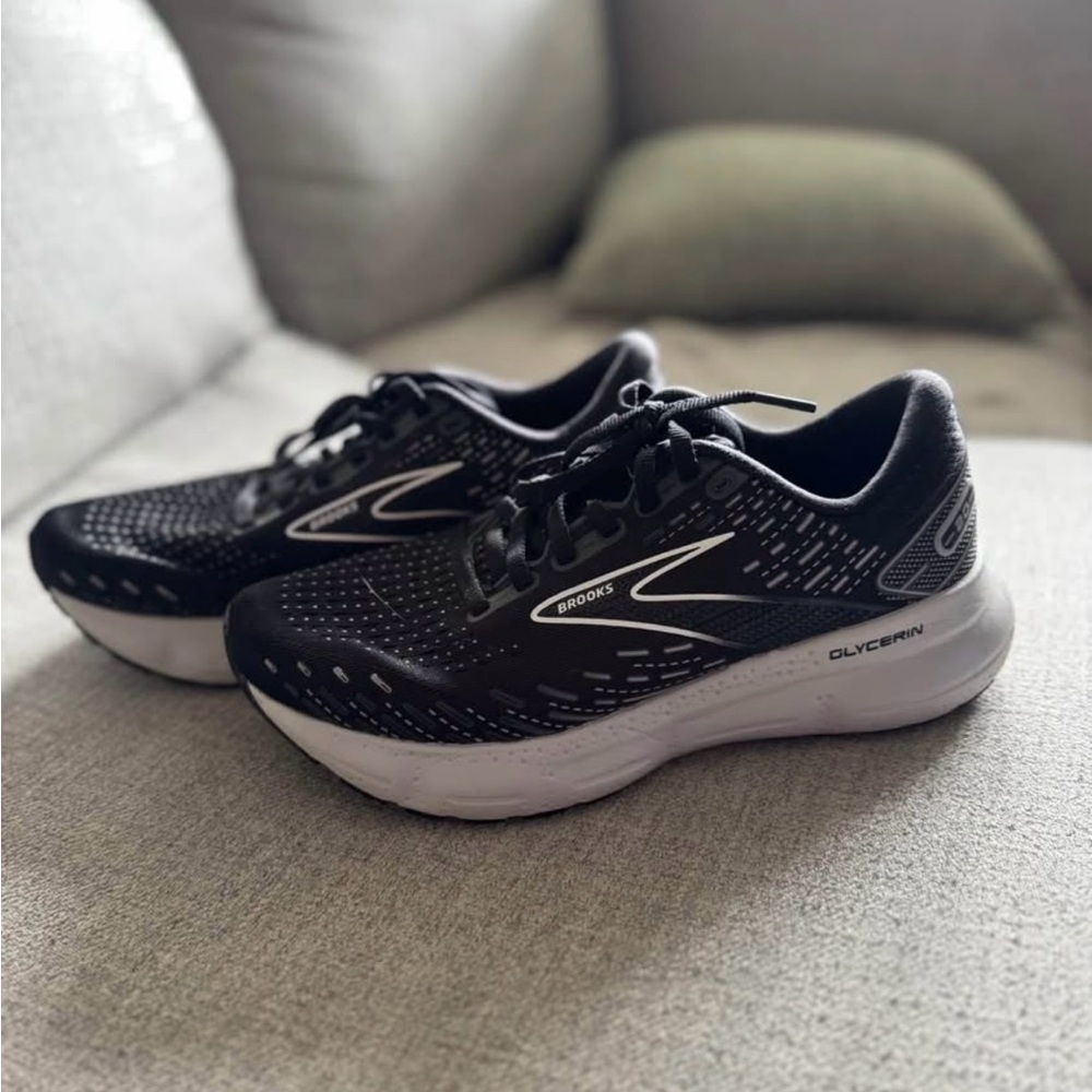 Brooks Women's Black and Gray Athletic Shoes